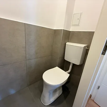 Stylish 3 Bedroom With Balcony Near Airport *