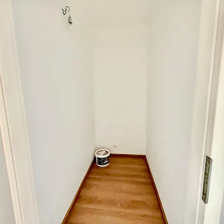 Stylish 3 Bedroom With Balcony Near Airport