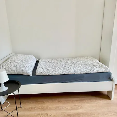 Stylish 3 Bedroom With Balcony Near Airport Schwechat
