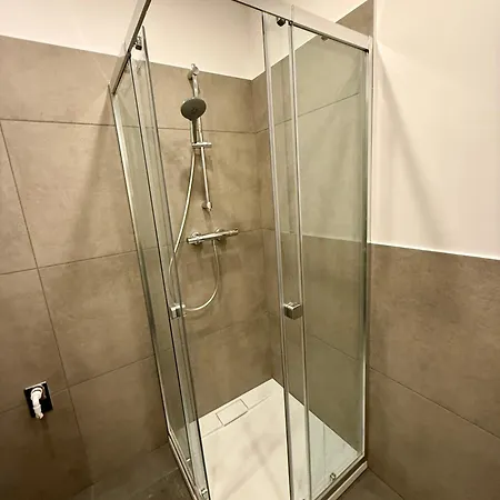 Stylish 3 Bedroom With Balcony Near Airport Apartamento