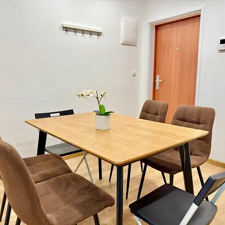 Stylish 3 Bedroom With Balcony Near Airport