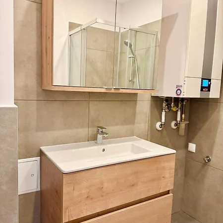 Stylish 3 Bedroom With Balcony Near Airport Apartamento
