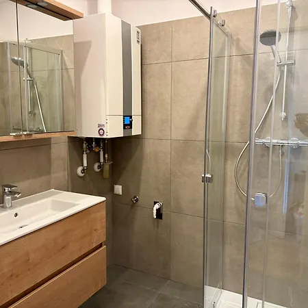 Stylish 3 Bedroom With Balcony Near Airport Apartamento Schwechat